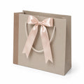Shopper regalo 32 x 12 x 26 cm in carta beige con fiocco rosa e manici in corda